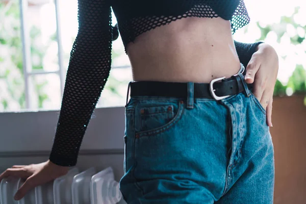 Sezione centrale della femmina appoggiata con mano sulla batteria di riscaldamento — Foto stock