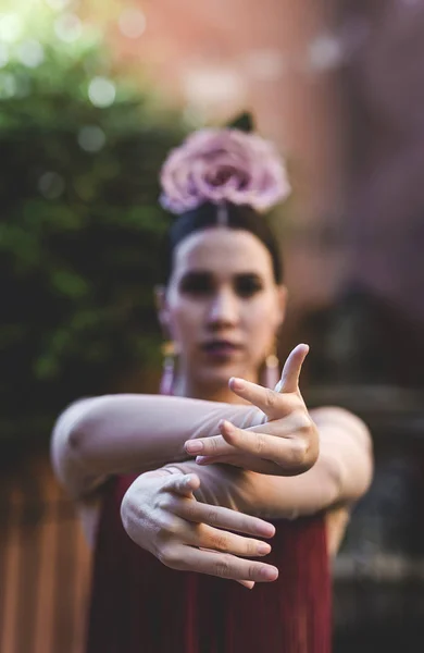 Flamenco-Tänzerin mit typischem Kostüm mit typischen Gesten — Stockfoto
