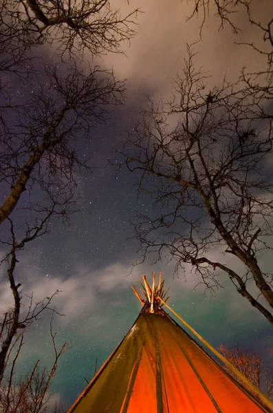 Tente de culture avec feu de joie dans la forêt la nuit d'hiver avec lumière polaire — Photo de stock