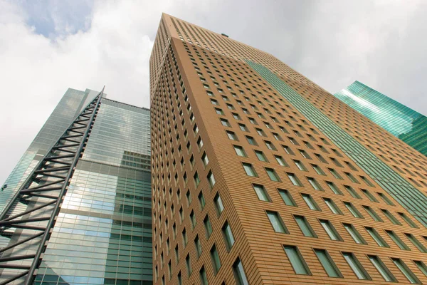 Moderne Gebäude gegen bewölkten Himmel — Stockfoto