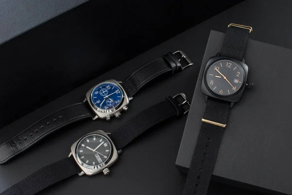 De cima conjunto de relógios de pulso elegantes modernos para homens com diferentes mostradores e pulseiras de couro preto — Fotografia de Stock
