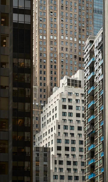 Vista en ángulo bajo de rascacielos en la ciudad de Nueva York - foto de stock