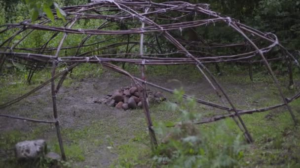 Traditionella svett lodge i trädgården — Stockvideo