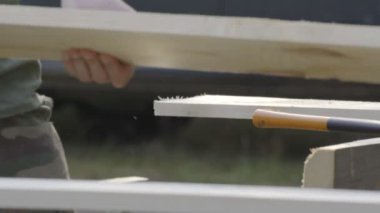  Panoları kesim için hazırlanıyor marangoz