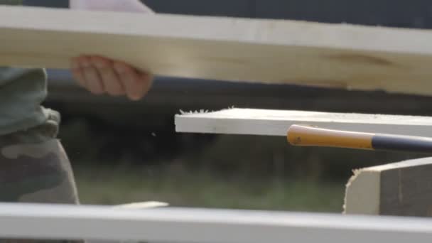  CARPENTER PRÉPARANT DES CARTES À COUPER 