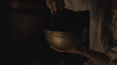 Tibet kase önünde kamp ateşi yavaş oynamaya adam