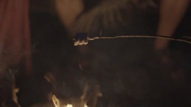 Hatmi ağır çekim kamp ateşi üzerinde pişirme