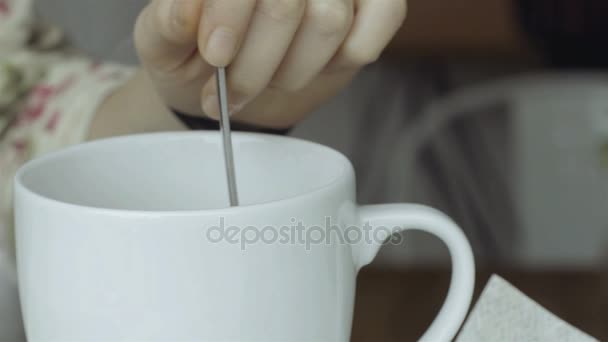 Dziewczyna w Cafe delikatnie mieszania jej kawy, Dolly zwolnionym tempie — Wideo stockowe