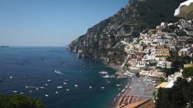 Ünlü İtalyan şehri uçurumun ve yatlar, tekneler ve turistler Deniz Manzaralı
