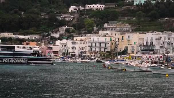 Fartyg i hamn av den italienska ön Capri — Stockvideo