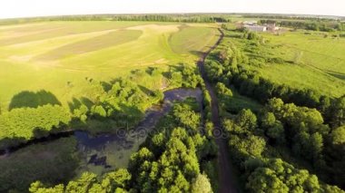 Havadan görünümü. Gün batımı. Uçuş bir yeşil çimenli kayalık tepe üzerinde. Rusya. Yaz Nehri