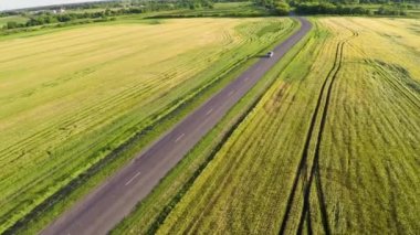 Havadan görünümü. Tepelerde bir yol araç. Rusya. Yaz