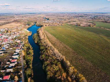 Altın kırmızı güneş ışığı hava görüntülemek, Rusya, nehir, küçük bir kasaba, köprü