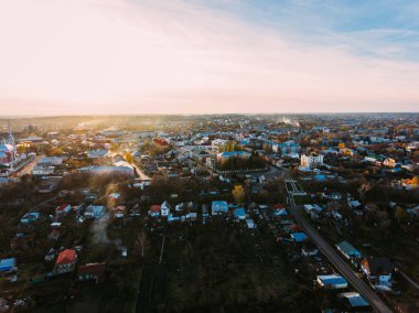 Altın kırmızı güneş ışığı hava görüntülemek, Rusya, nehir, küçük bir kasaba, köprü