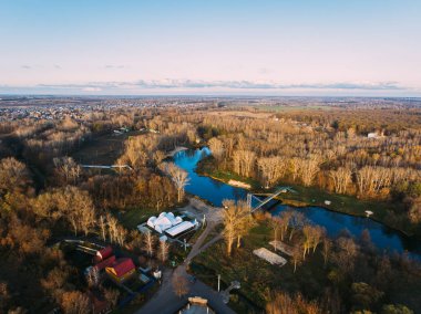 Altın kırmızı güneş ışığı hava görüntülemek, Rusya, nehir, küçük bir kasaba, köprü