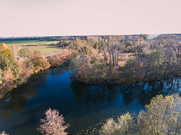 Altın kırmızı güneş ışığı hava görüntülemek, Rusya, nehir, küçük bir kasaba, köprü