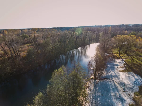 Altın kırmızı güneş ışığı hava görüntülemek, Rusya, nehir, küçük bir kasaba, köprü