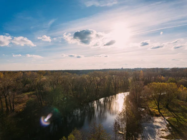 Altın kırmızı güneş ışığı hava görüntülemek, Rusya, nehir, küçük bir kasaba, köprü