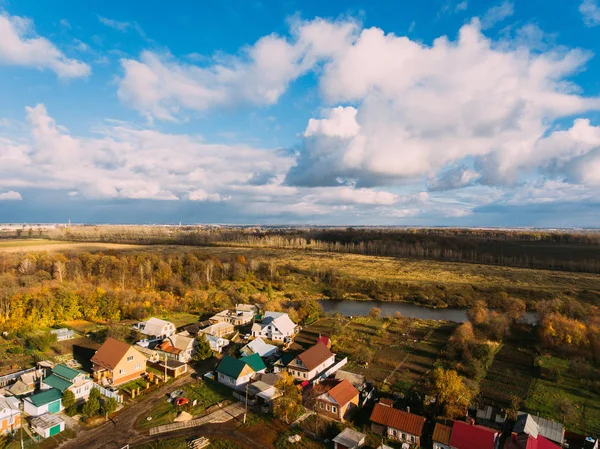 Altın kırmızı güneş ışığı hava görüntülemek, Rusya, nehir, küçük bir kasaba, köprü