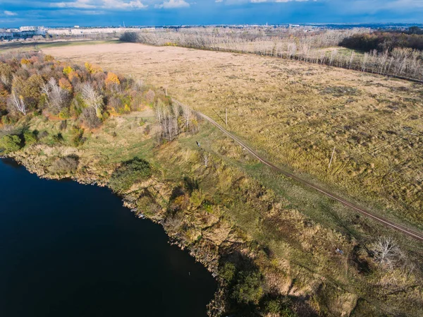 Altın kırmızı güneş ışığı hava görüntülemek, Rusya, nehir, küçük bir kasaba, köprü