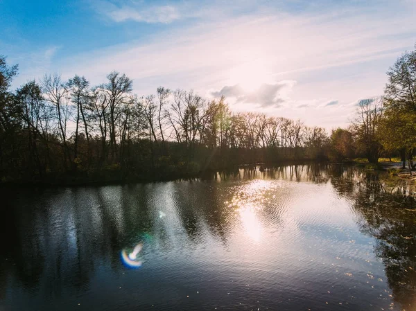 Altın kırmızı güneş ışığı hava görüntülemek, Rusya, nehir, küçük bir kasaba, köprü