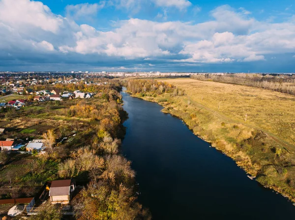 Altın kırmızı güneş ışığı hava görüntülemek, Rusya, nehir, küçük bir kasaba, köprü