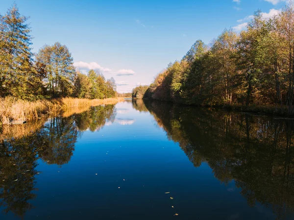 Altın kırmızı güneş ışığı hava görüntülemek, Rusya, nehir, küçük bir kasaba, köprü