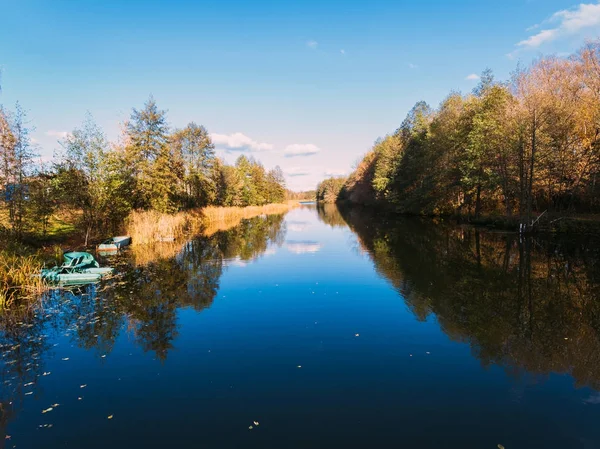 Altın kırmızı güneş ışığı hava görüntülemek, Rusya, nehir, küçük bir kasaba, köprü
