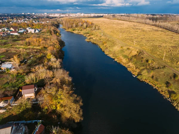 Altın kırmızı güneş ışığı hava görüntülemek, Rusya, nehir, küçük bir kasaba, köprü