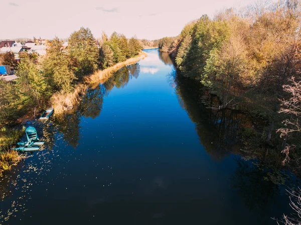 Altın kırmızı güneş ışığı hava görüntülemek, Rusya, nehir, küçük bir kasaba, köprü