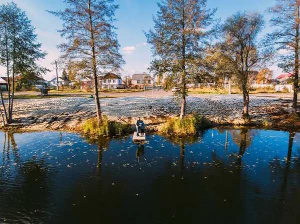 Altın kırmızı güneş ışığı hava görüntülemek, Rusya, nehir, küçük bir kasaba, köprü