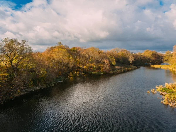 Altın kırmızı güneş ışığı hava görüntülemek, Rusya, nehir, küçük bir kasaba, köprü