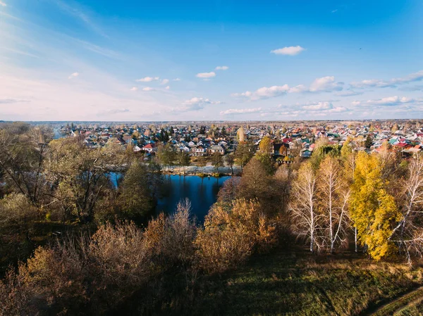 Altın kırmızı güneş ışığı hava görüntülemek, Rusya, nehir, küçük bir kasaba, köprü