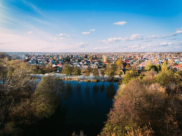 Altın kırmızı güneş ışığı hava görüntülemek, Rusya, nehir, küçük bir kasaba, köprü