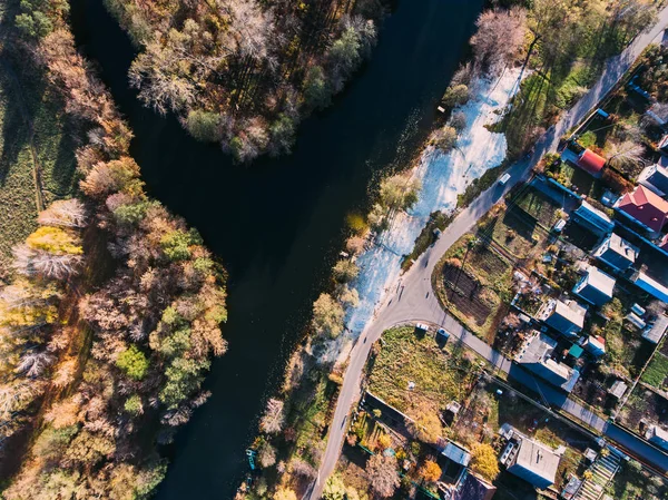 Altın kırmızı güneş ışığı hava görüntülemek, Rusya, nehir, küçük bir kasaba, köprü
