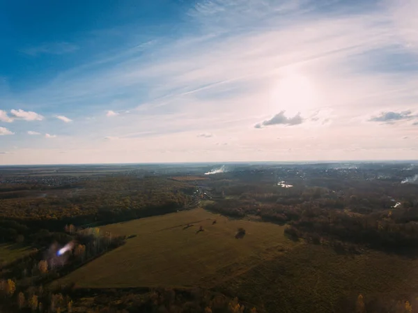 Altın kırmızı güneş ışığı hava görüntülemek, Rusya, nehir, küçük bir kasaba, köprü