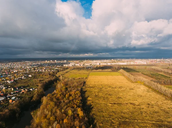 Altın kırmızı güneş ışığı hava görüntülemek, Rusya, nehir, küçük bir kasaba, köprü