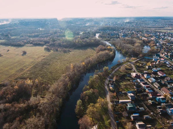 Altın kırmızı güneş ışığı hava görüntülemek, Rusya, nehir, küçük bir kasaba, köprü