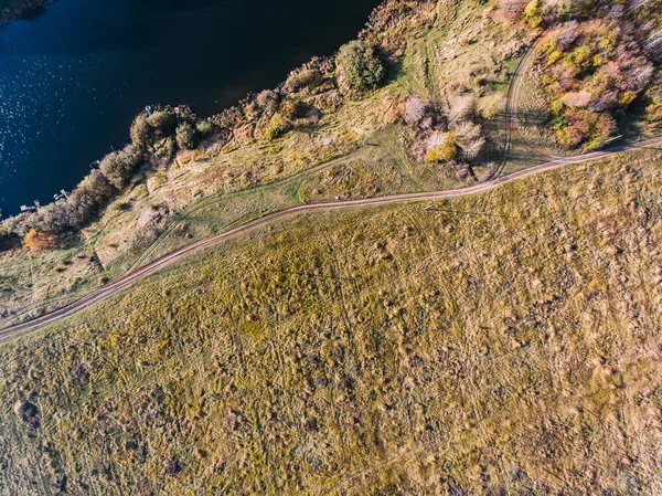 Altın kırmızı güneş ışığı hava görüntülemek, Rusya, nehir, küçük bir kasaba, köprü