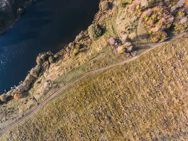 Altın kırmızı güneş ışığı hava görüntülemek, Rusya, nehir, küçük bir kasaba, köprü
