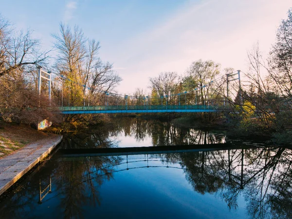 Altın kırmızı güneş ışığı hava görüntülemek, Rusya, nehir, küçük bir kasaba, köprü