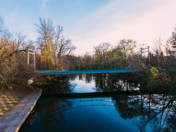 Altın kırmızı güneş ışığı hava görüntülemek, Rusya, nehir, küçük bir kasaba, köprü