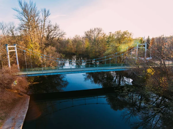 Altın kırmızı güneş ışığı hava görüntülemek, Rusya, nehir, küçük bir kasaba, köprü