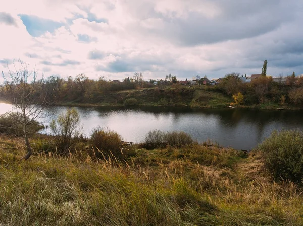 Altın kırmızı güneş ışığı hava görüntülemek, Rusya, nehir, küçük bir kasaba, köprü