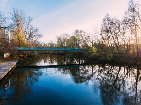 Altın kırmızı güneş ışığı hava görüntülemek, Rusya, nehir, küçük bir kasaba, köprü