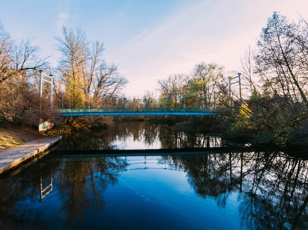 Altın kırmızı güneş ışığı hava görüntülemek, Rusya, nehir, küçük bir kasaba, köprü