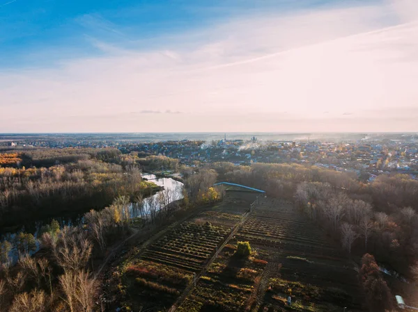 Altın kırmızı güneş ışığı hava görüntülemek, Rusya, nehir, küçük bir kasaba, köprü