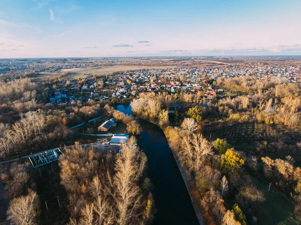 Altın kırmızı güneş ışığı hava görüntülemek, Rusya, nehir, küçük bir kasaba, köprü