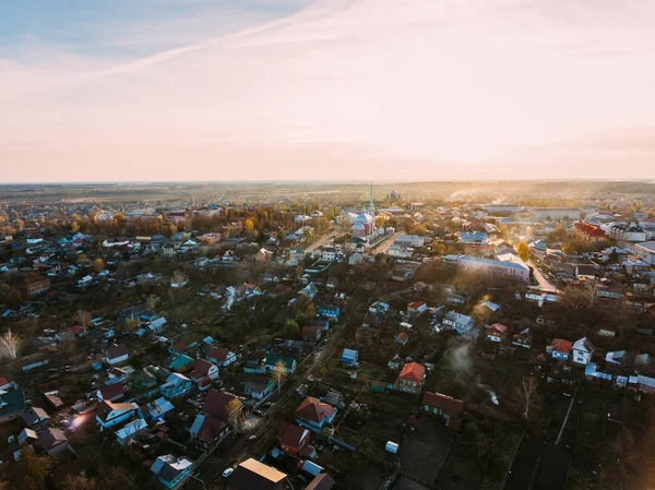 Altın kırmızı güneş ışığı hava görüntülemek, Rusya, nehir, küçük bir kasaba, köprü
