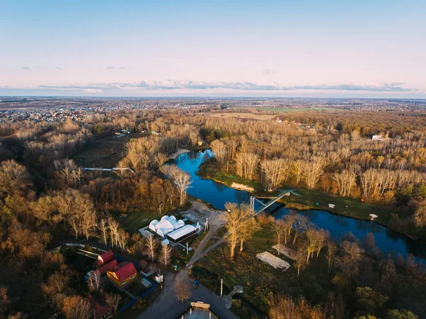 Altın kırmızı güneş ışığı hava görüntülemek, Rusya, nehir, küçük bir kasaba, köprü